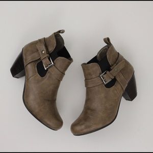 naturalizer ankle boots wide width